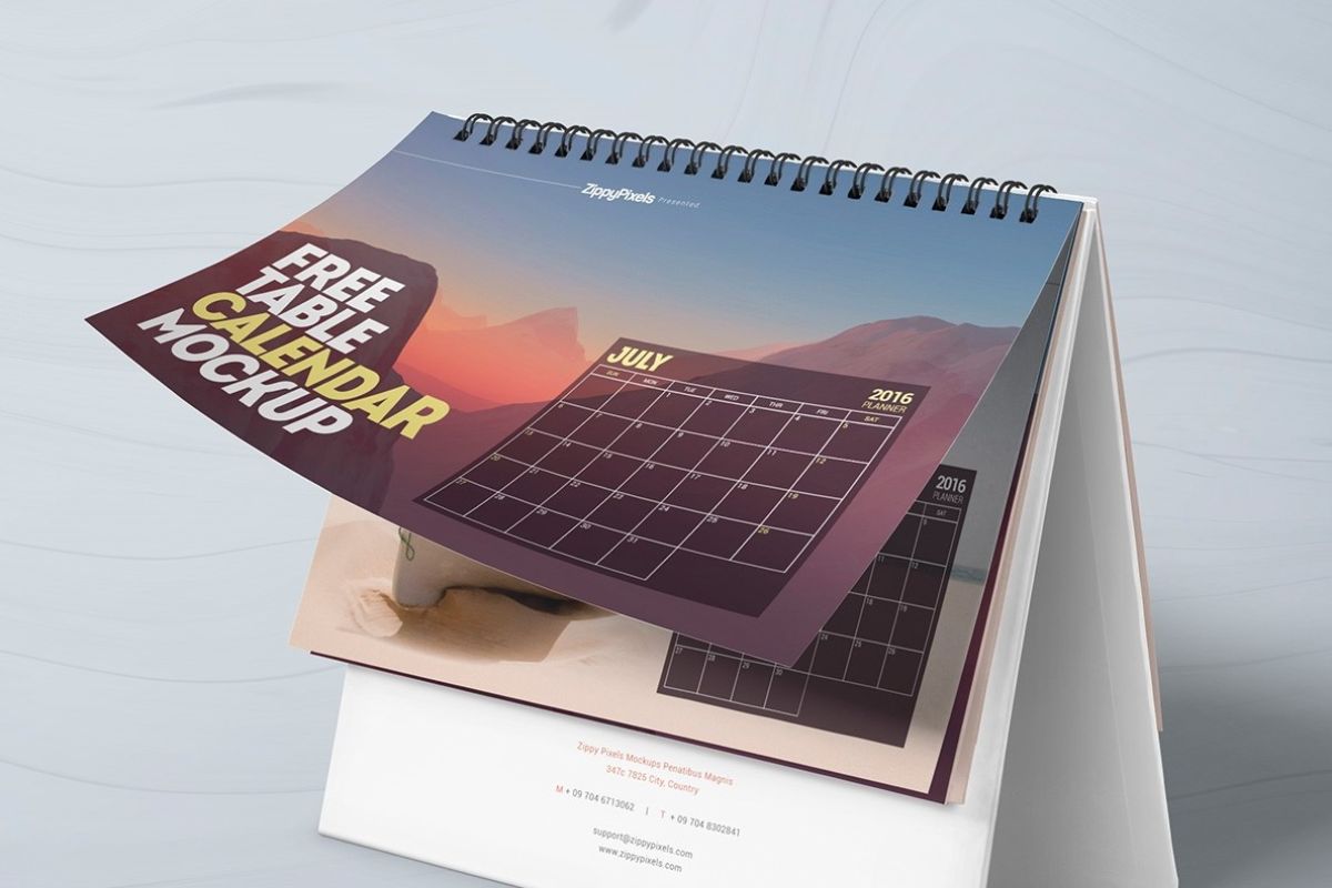 Trang trí bàn làm việc giám đốc với lịch để bàn