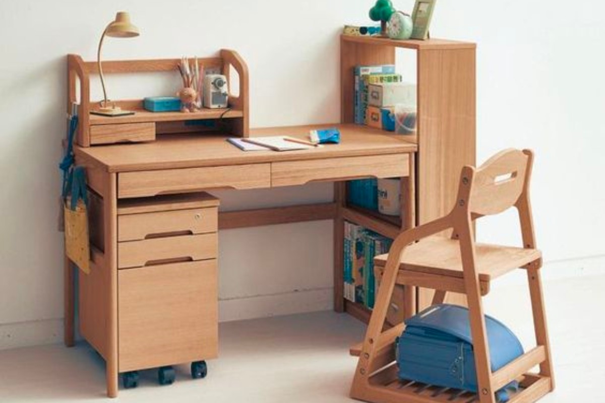 Bàn làm việc có kệ sách kê góc tường