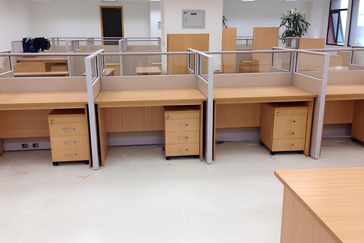 Bàn làm việc văn phòng có vách ngăn kính