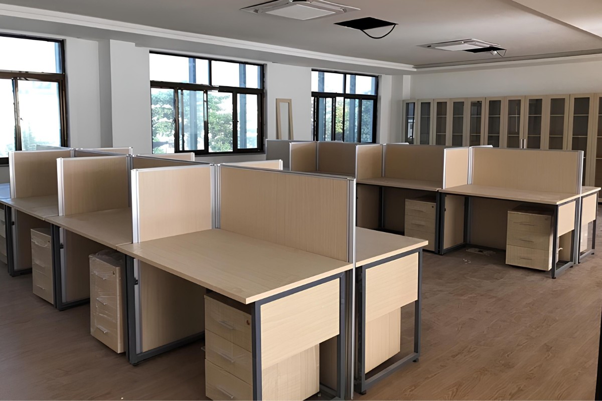 Bàn làm việc có vách ngăn gỗ
