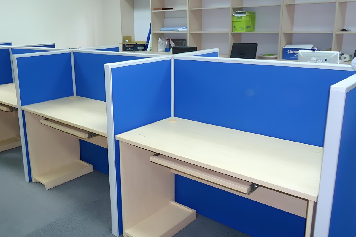 Bàn làm việc có vách ngăn bằng nhôm