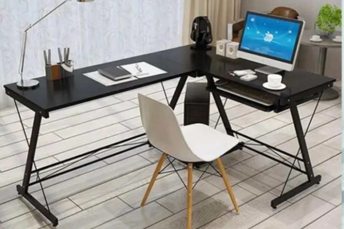 Bàn làm việc chữ L bằng kính tận dụng không gian
