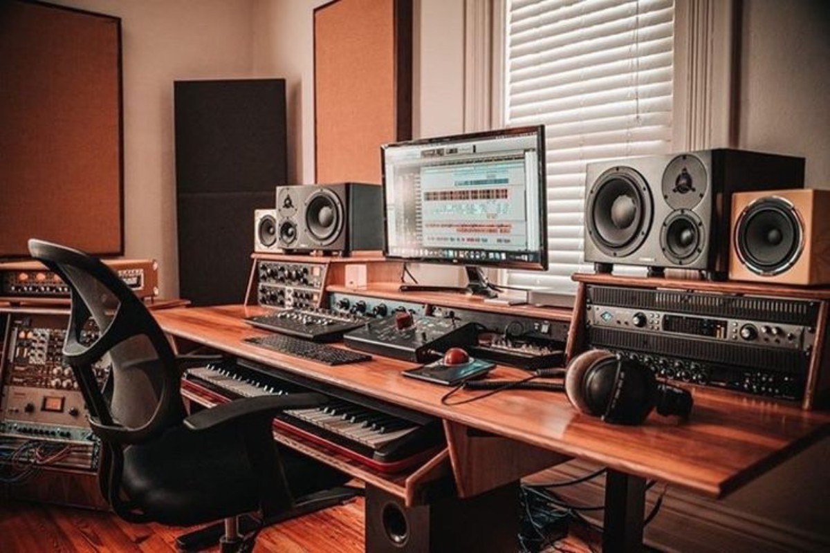 Bàn làm việc phòng thu studio