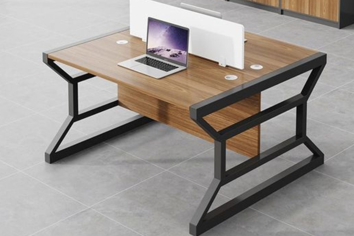 Bàn làm việc vuông với phần chân cách điệu