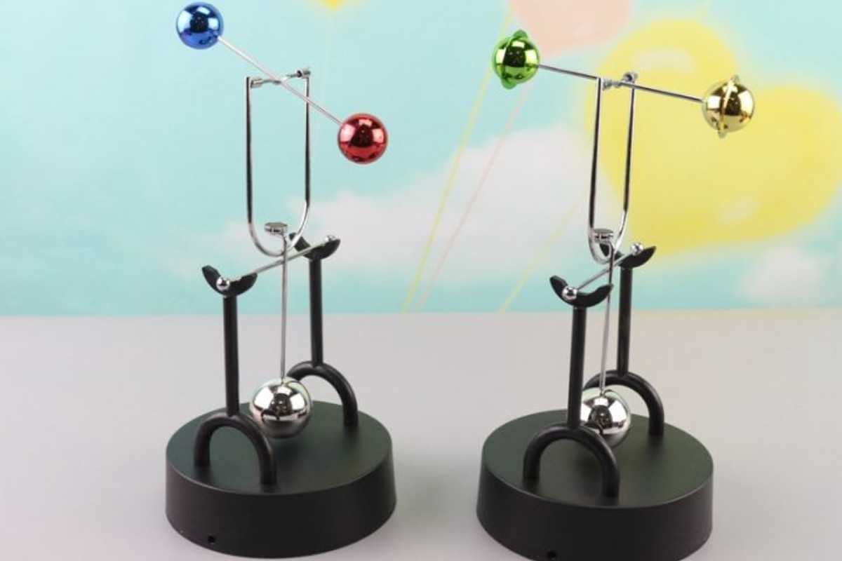 Con lắc Newton chạy pin để bàn làm việc