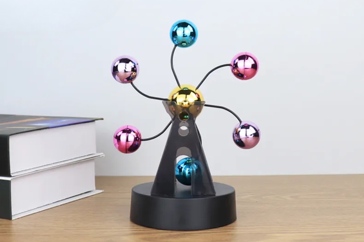 Con lắc Newton chạy pin để bàn sáng tạo
