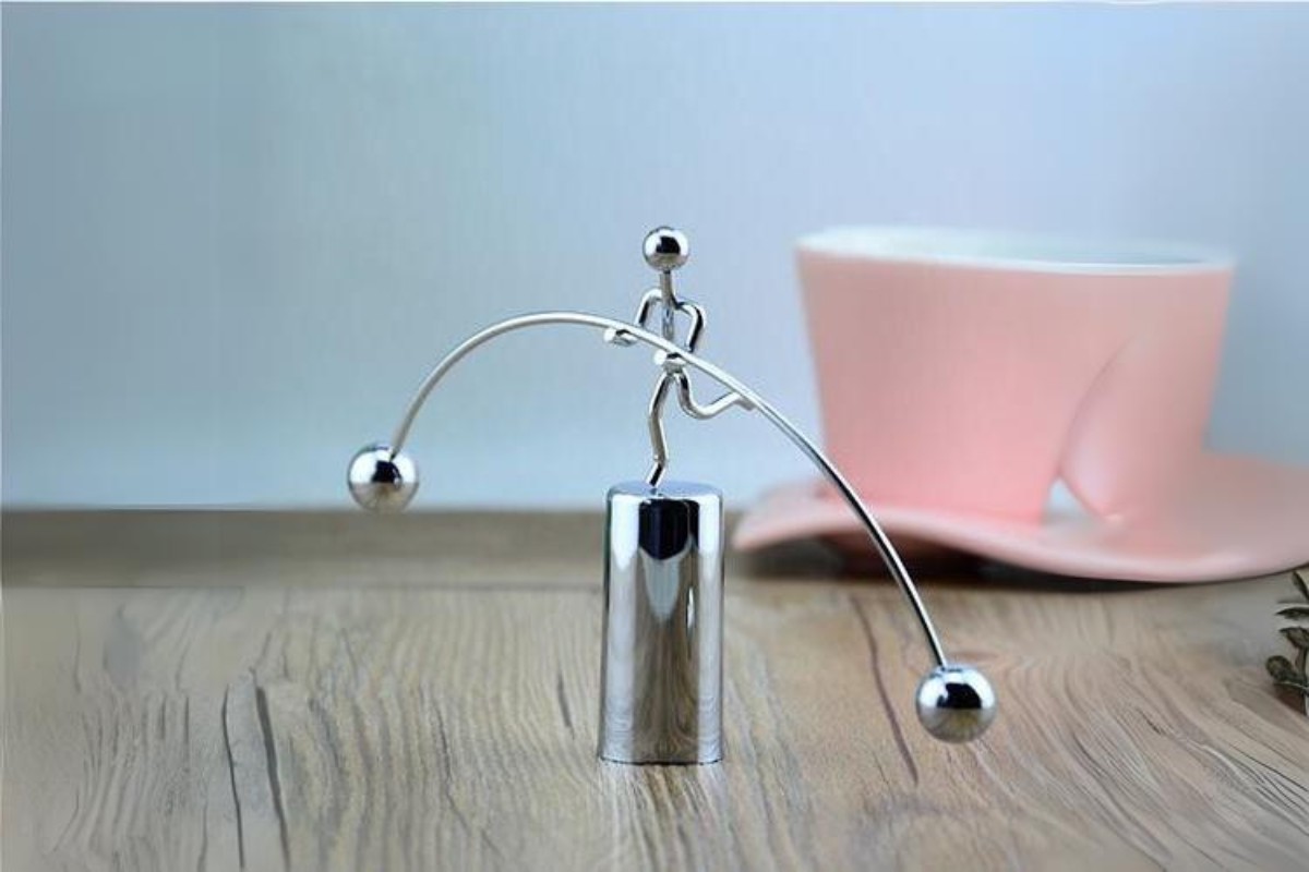 Con lắc tự cân bằng để bàn
