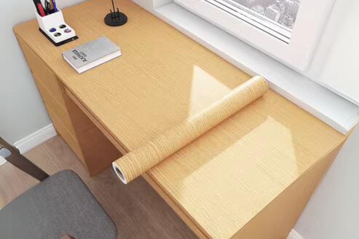 Decal giả gỗ dán bàn làm việc