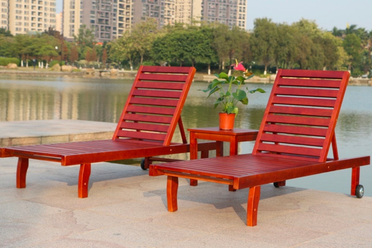 Ghế gỗ hồ bơi với màu sắc đẹp mắt