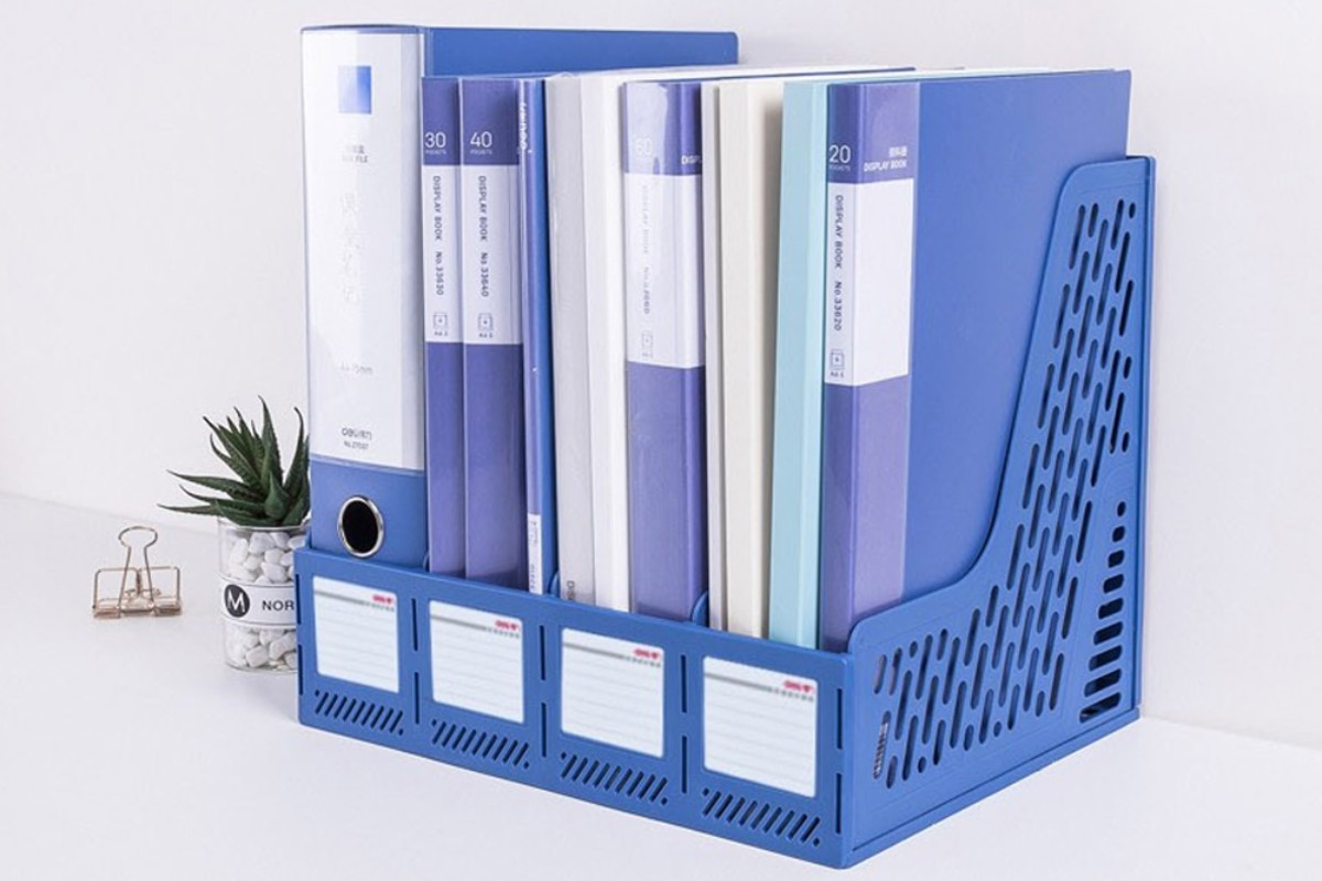 Giá để tài liệu dạng rổ trên bàn làm việc