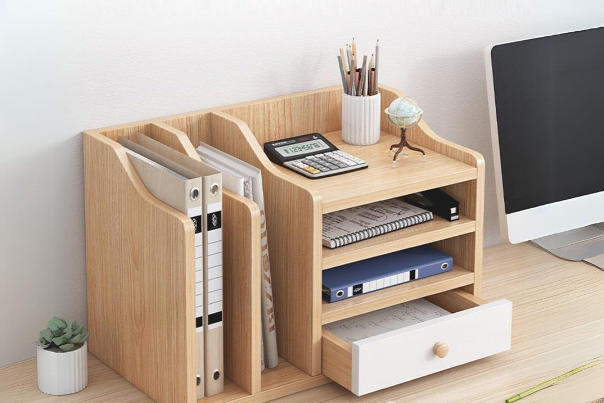 Giá để tài liệu gỗ trên bàn làm việc