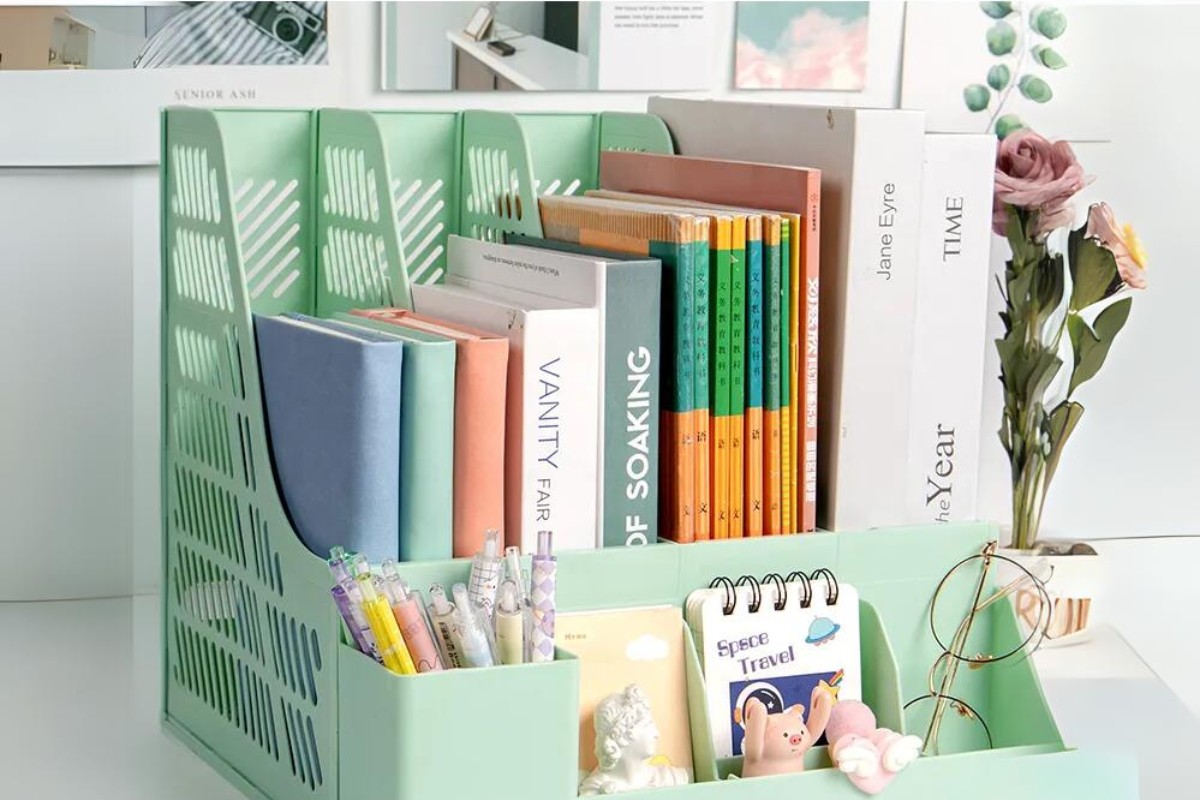 Giá để tài liệu dạng rổ trên bàn làm việc