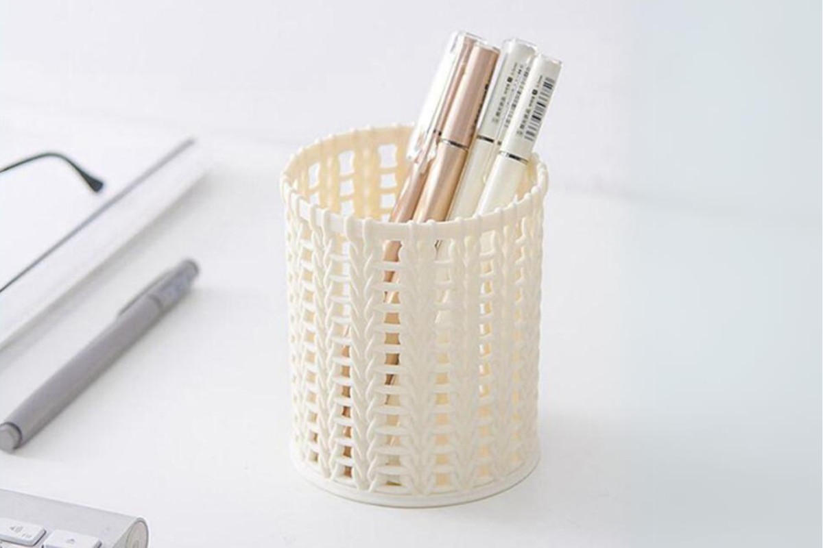 Hộp bút nhựa để bàn làm việc