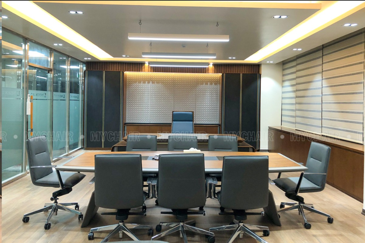 Bàn họp rộng rãi cho 8 - 10 người