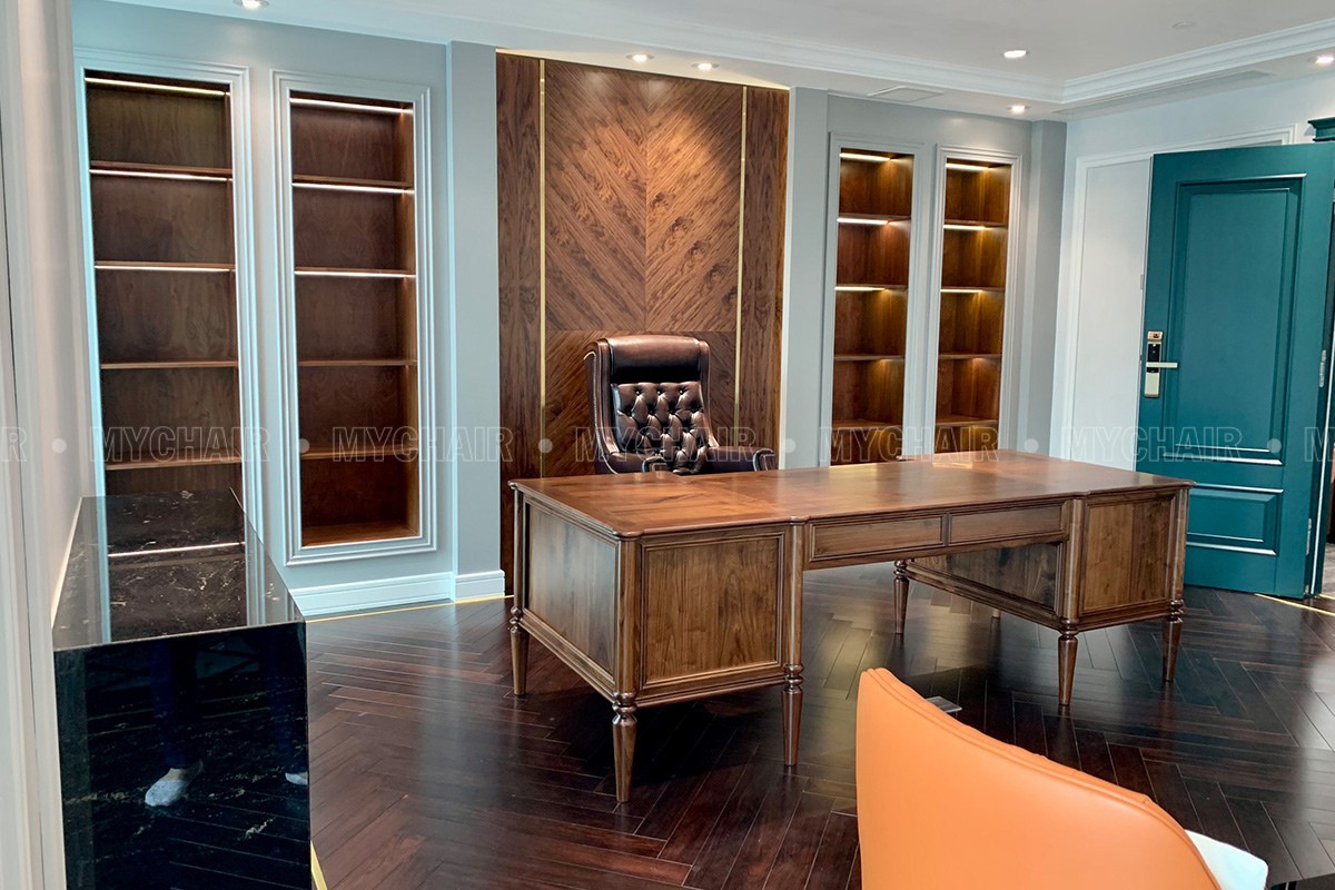 Không đặt bàn giám đốc đối diện cửa hay quay lưng với cửa