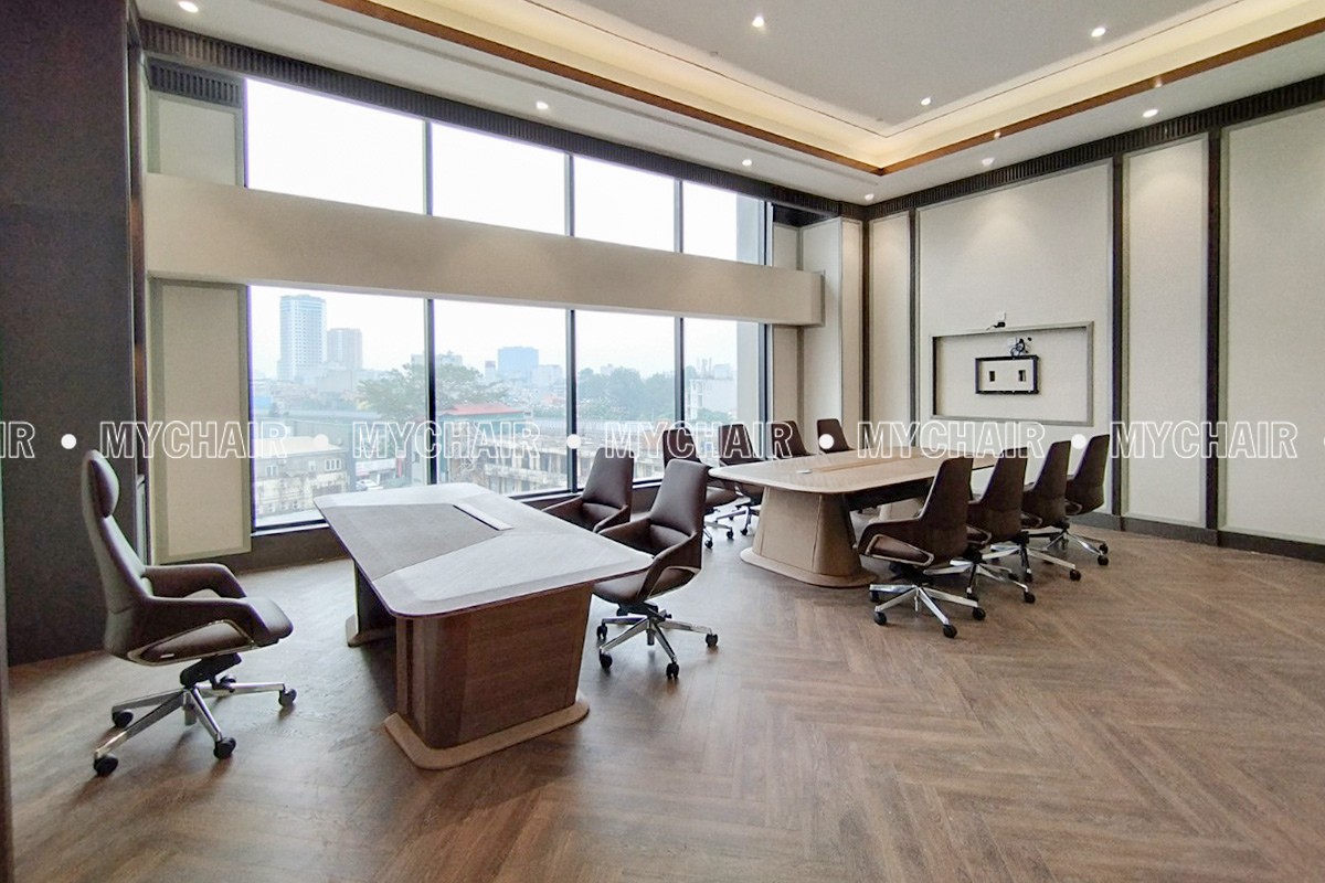 Tránh đặt bàn giám đốc hướng trực tiếp ra cửa
