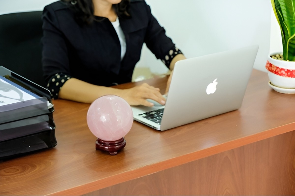 Có thể bố trí quả cầu phong thủy trên bàn giám đốc