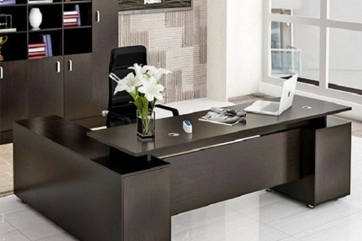 Đặt các đồ vật trên bàn giám đốc