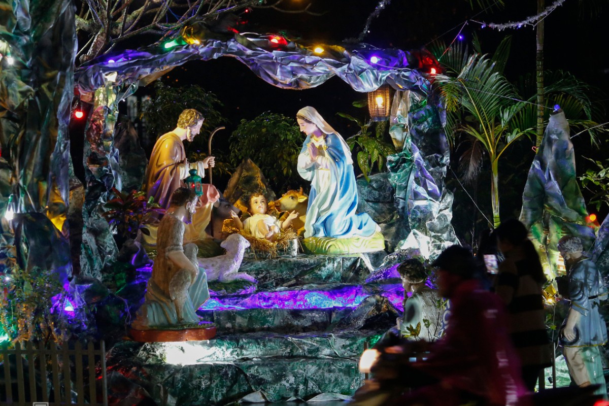 Trang trí noel văn phòng với hang đá