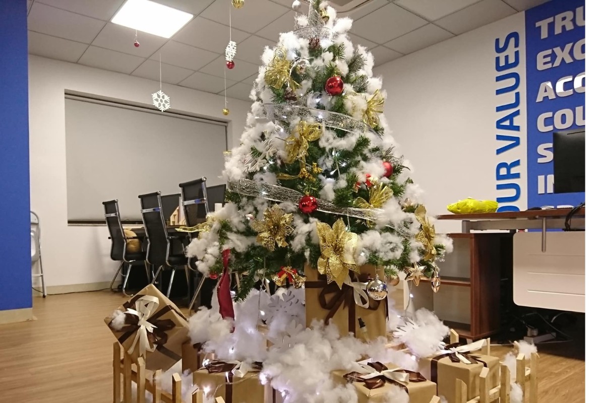 Trang trí noel văn phòng làm việc với cây thông