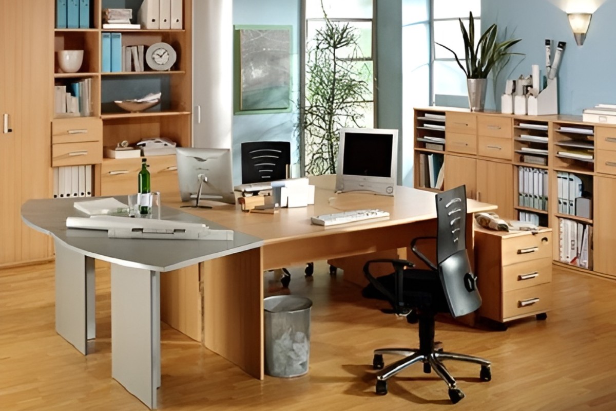 Tránh đặt thùng rác dưới gầm bàn làm việc