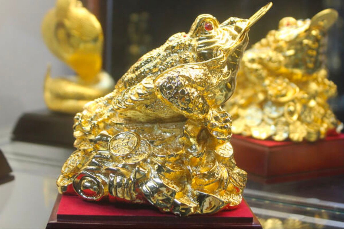 Tượng cóc phong thủy trang trí bàn làm việc mệnh thủy