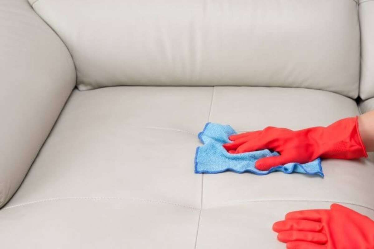 Sử dụng hydro peroxide để xử lý ghế sofa bị đổ rượu