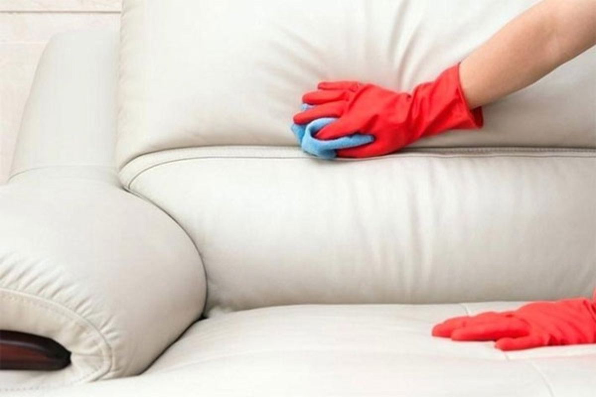 Sử dụng dung môi Isopropyl alcohol để xử lý ghế sofa bị mốc