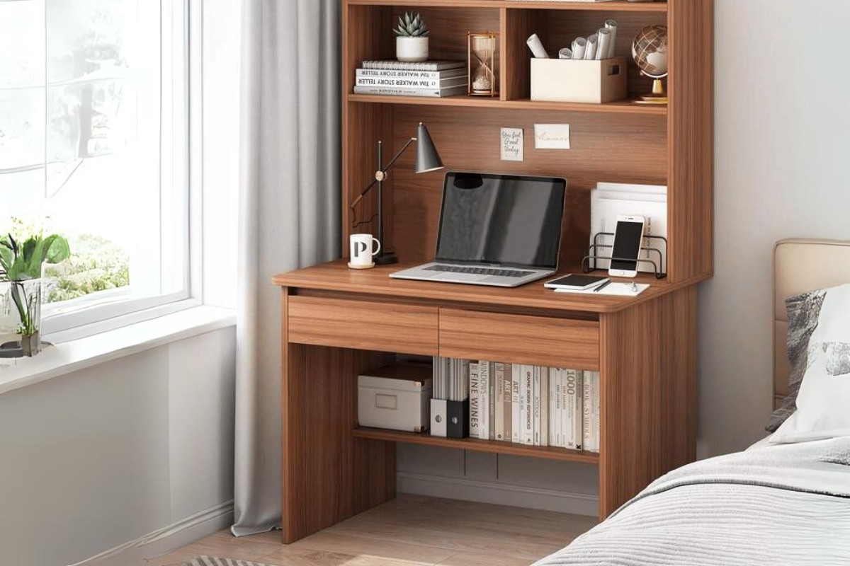 Bàn làm việc gỗ tự nhiên trong phòng ngủ
