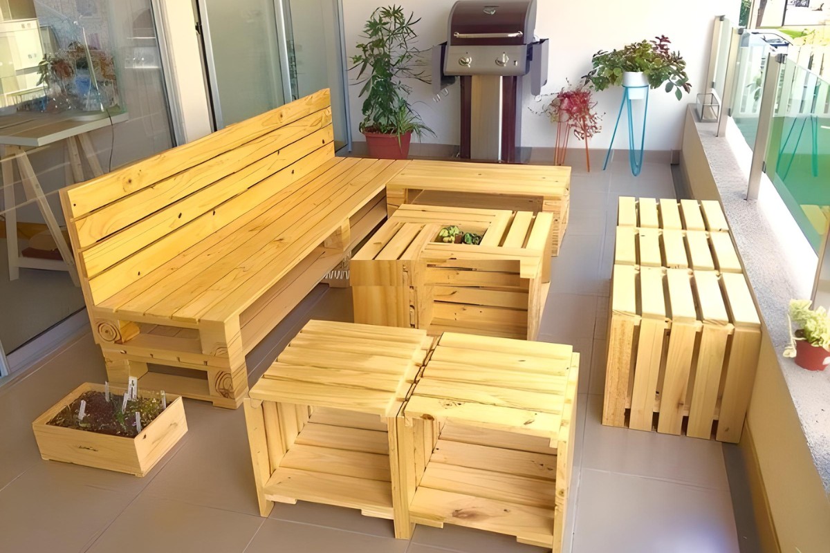 Bàn trà gỗ pallet đặt ngoài ban công
