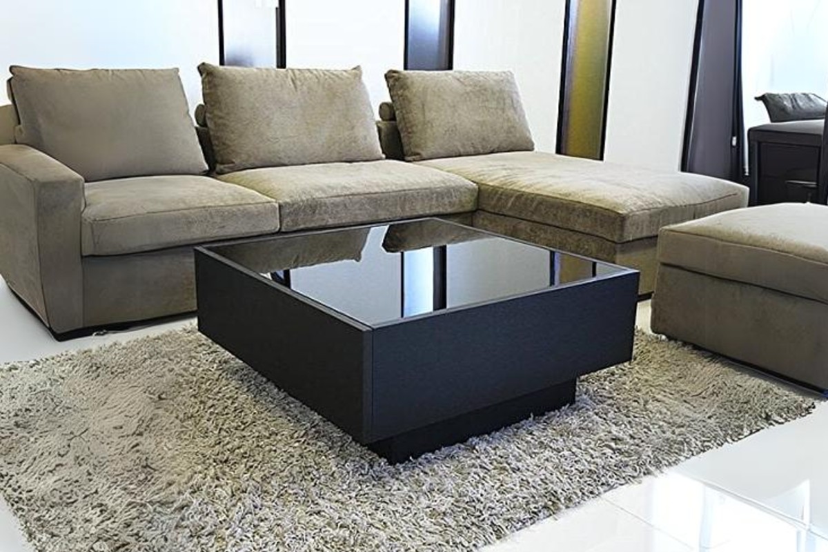 Bàn trà màu đen dễ dàng vệ sinh