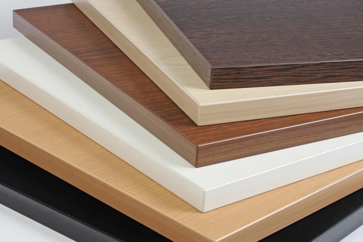 Acrylic phủ lên bề mặt bàn giám đốc gỗ công nghiệp