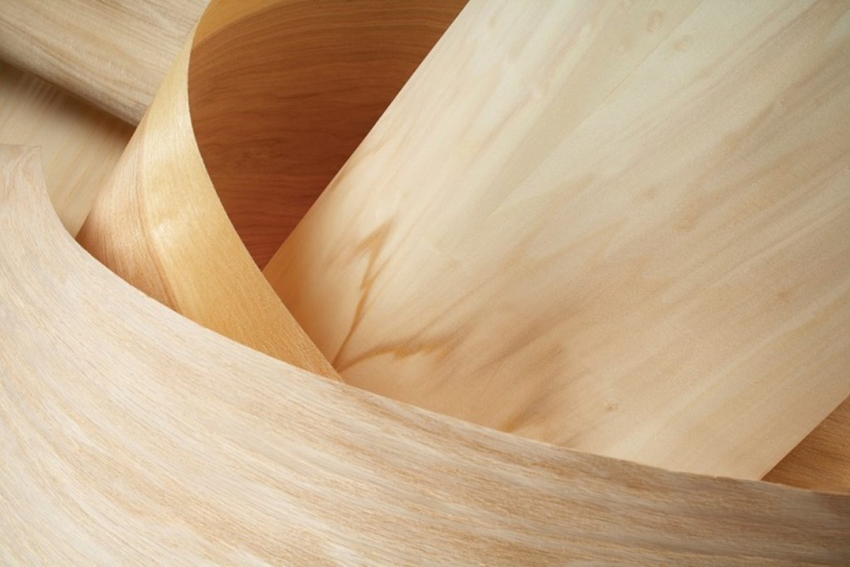 Veneer phủ lên bề mặt bàn giám đốc gỗ công nghiệp