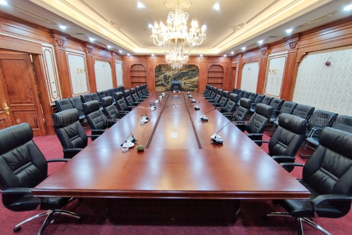 Các yếu tố ảnh hưởng đến giá bàn họp văn phòng