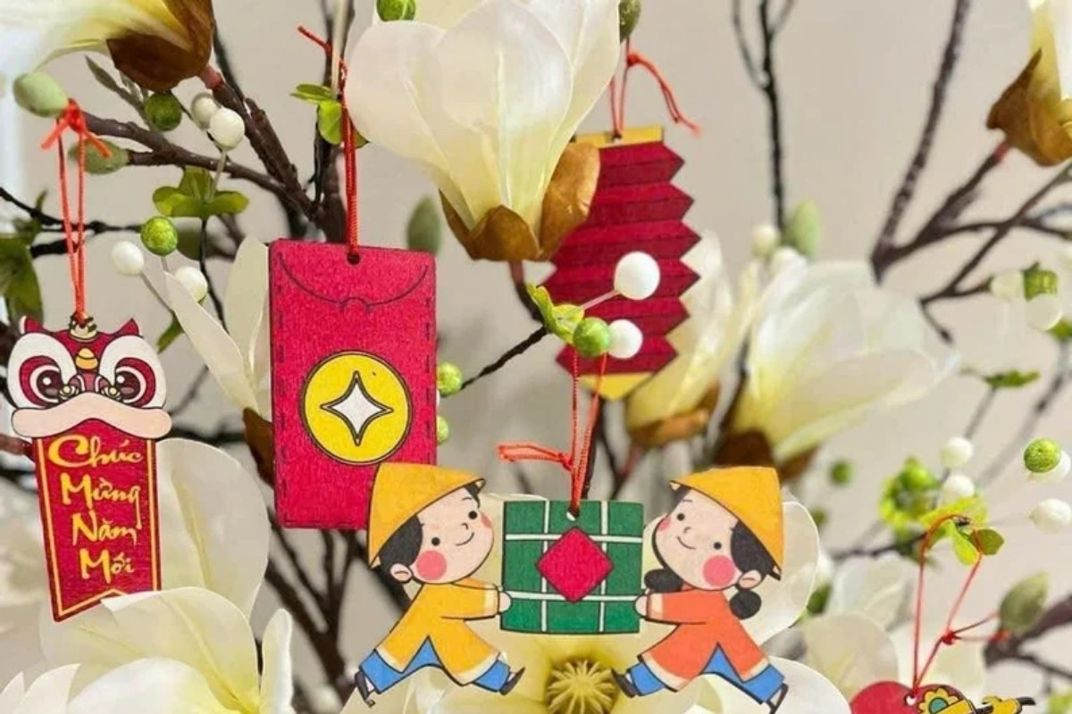 Trang trí phong bao lì xì cho cây đào hoặc cây quất tạo nên không gian mới mẻ
