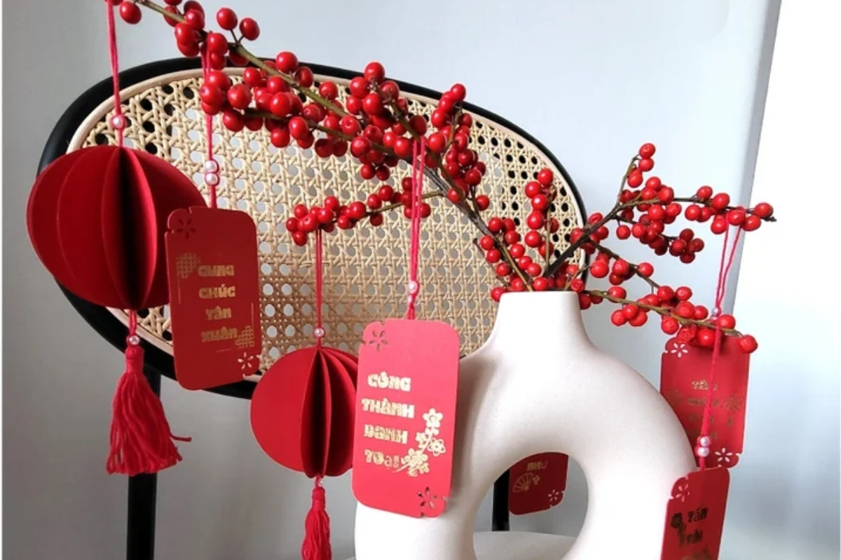 Decor tết văn phòng với bao lì xì