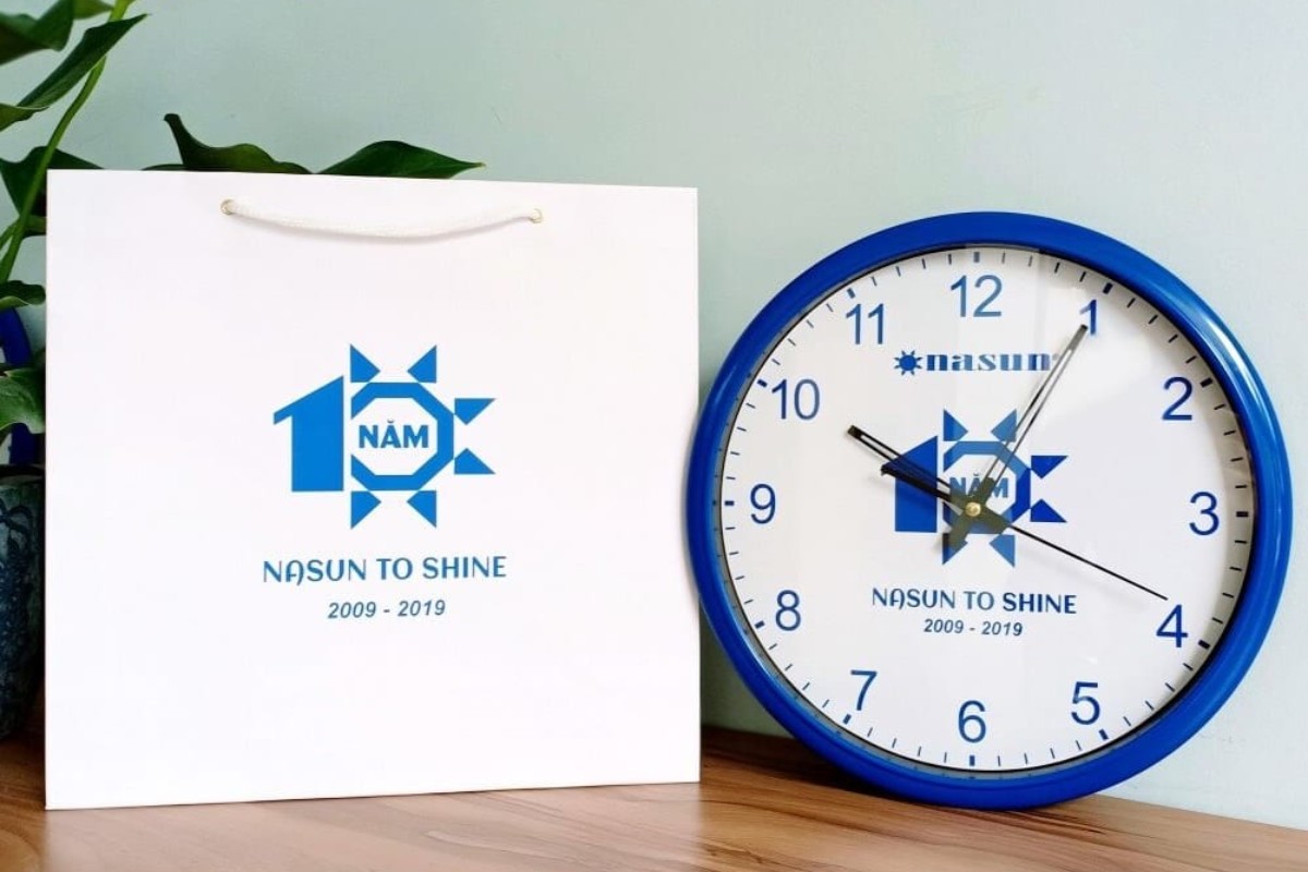 Đồng hồ in logo làm quà tết cho nhân viên