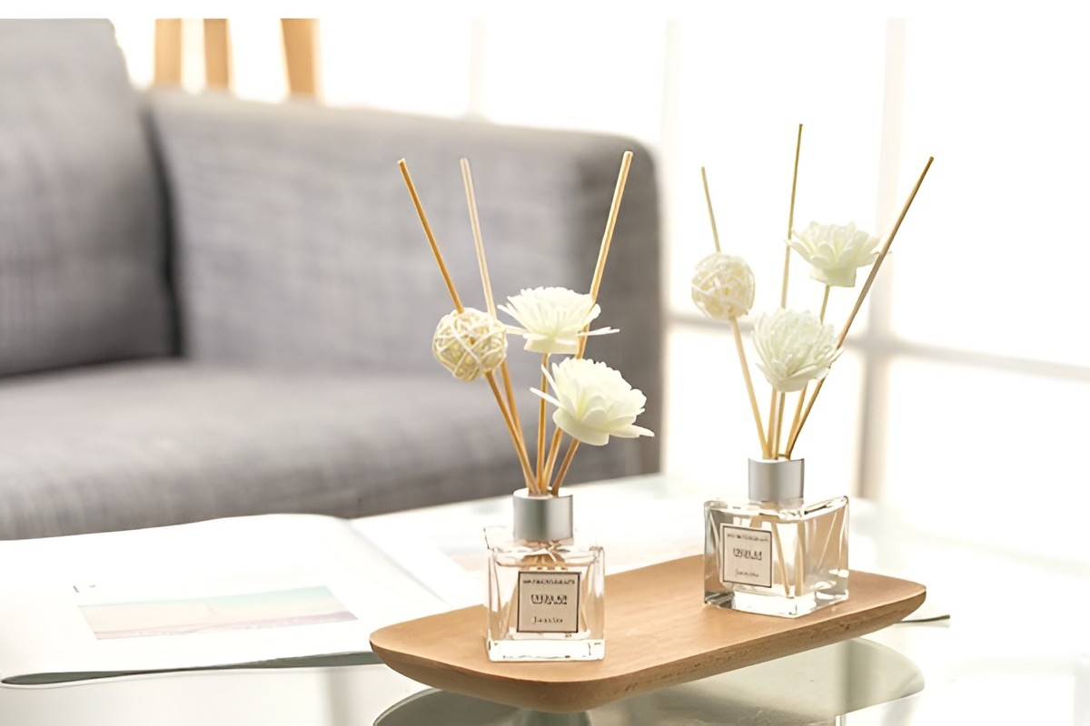 Dùng hương liệu hoặc nước xả vải để khử mùi hôi trên sofa