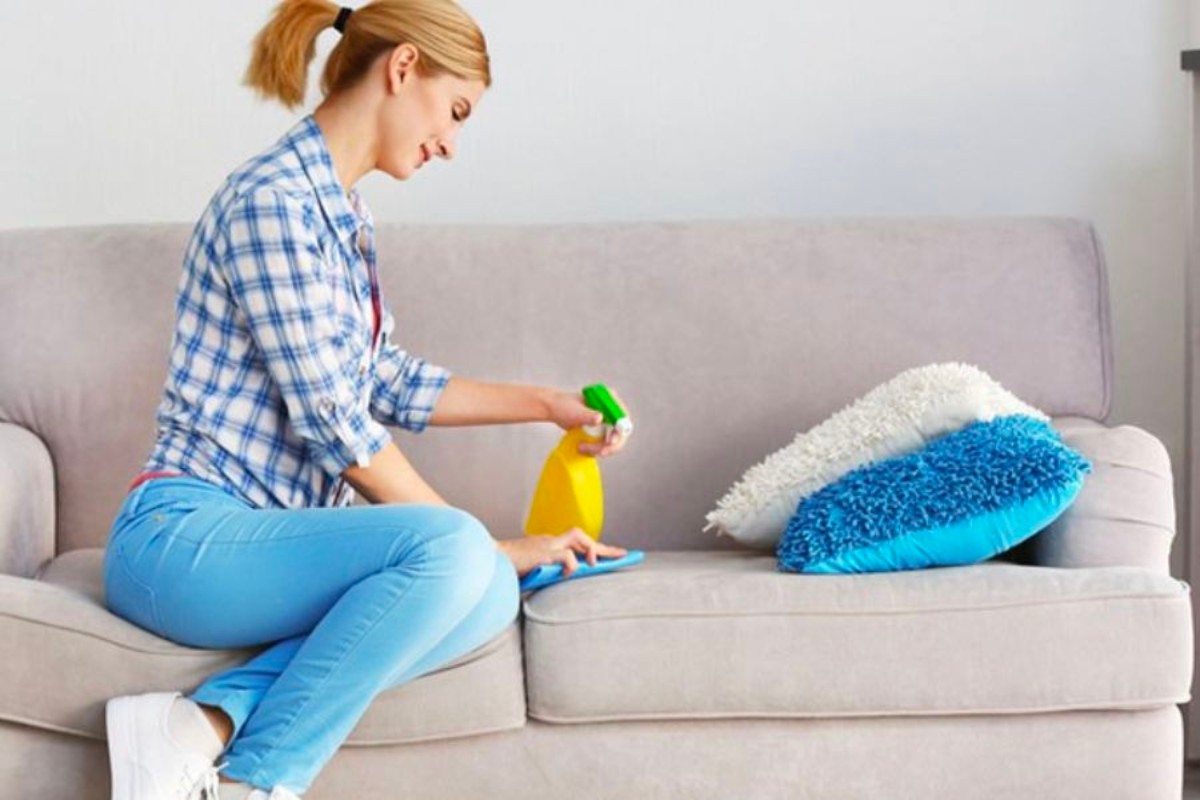 Dùng xịt khử mùi để khử mùi hôi trên ghế sofa