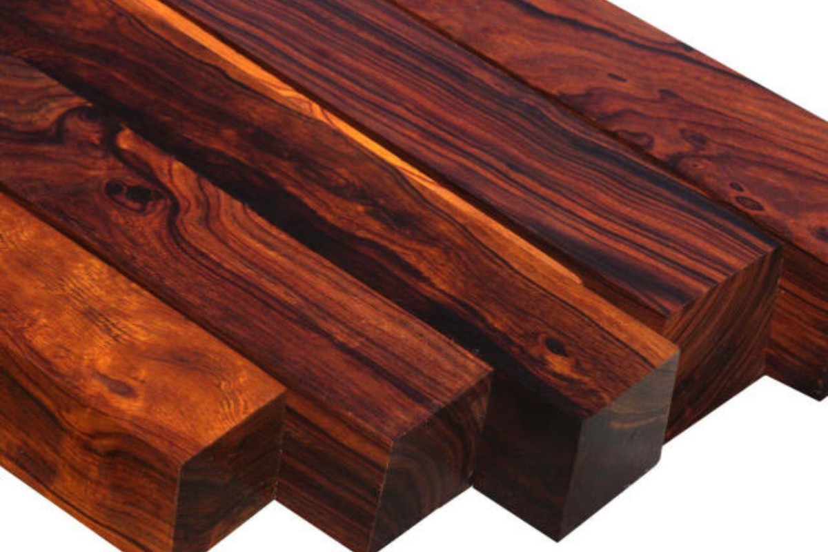 Bàn giám đốc làm từ gỗ óc chó có vẻ đẹp sang trọng, đẳng cấp