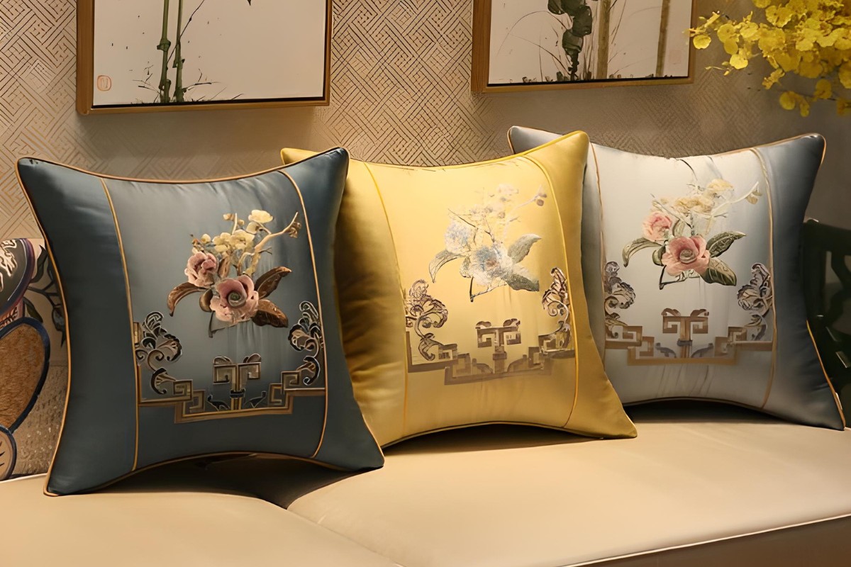 Gối tựa sofa có họa tiết thêu hoa nhã nhặn