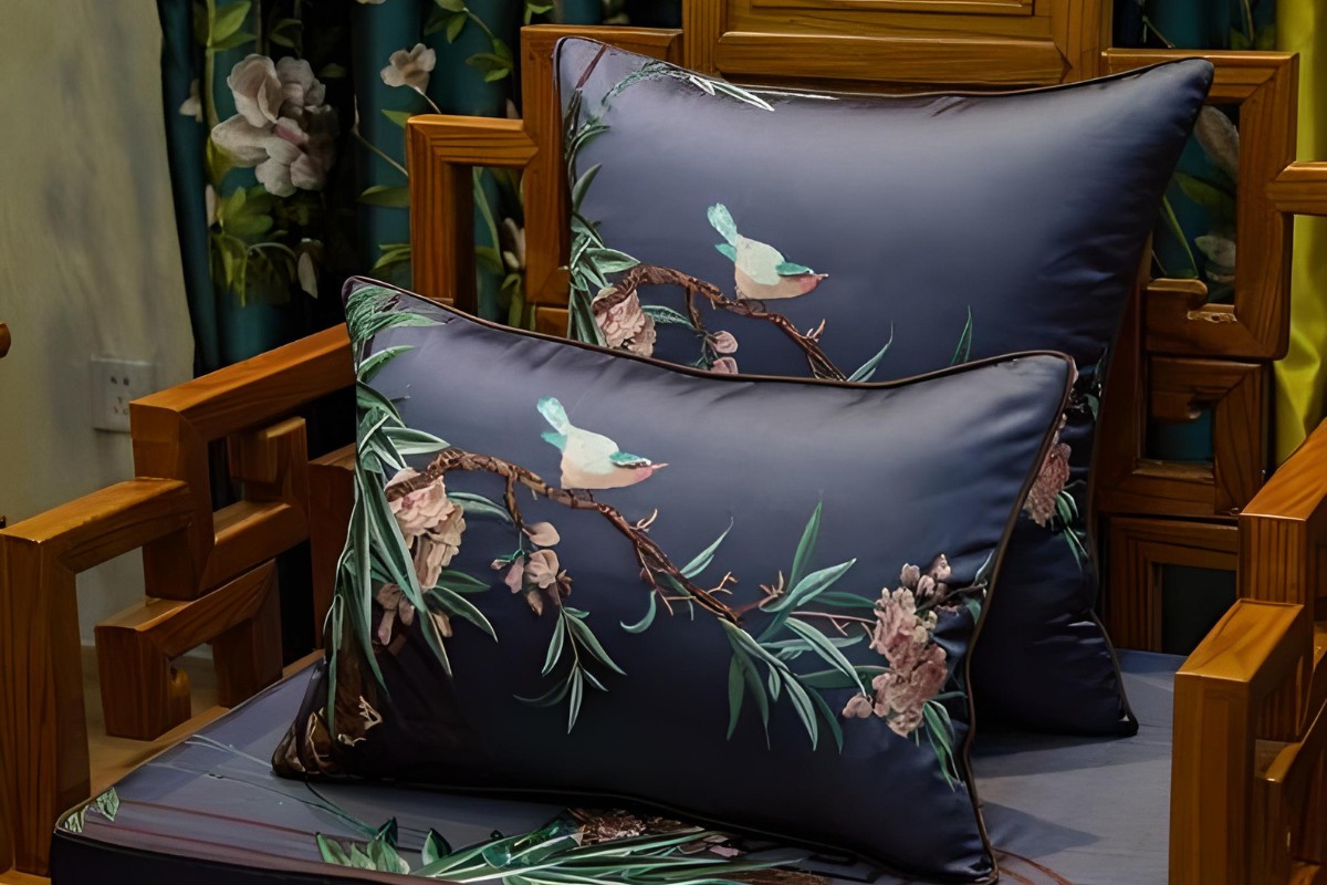Gối tựa lưng sofa thêu hoa