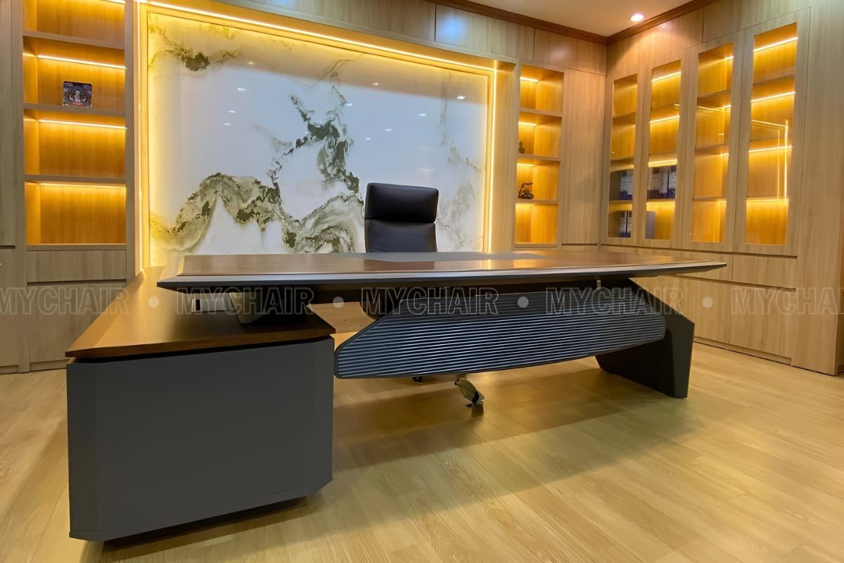 Không kê bàn giám đốc gần nhà vệ sinh