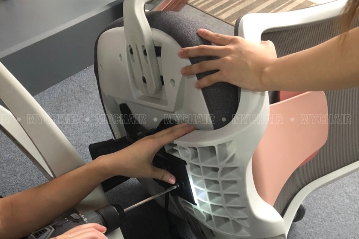 Lắp đặt lưng ghế vào mâm ghế