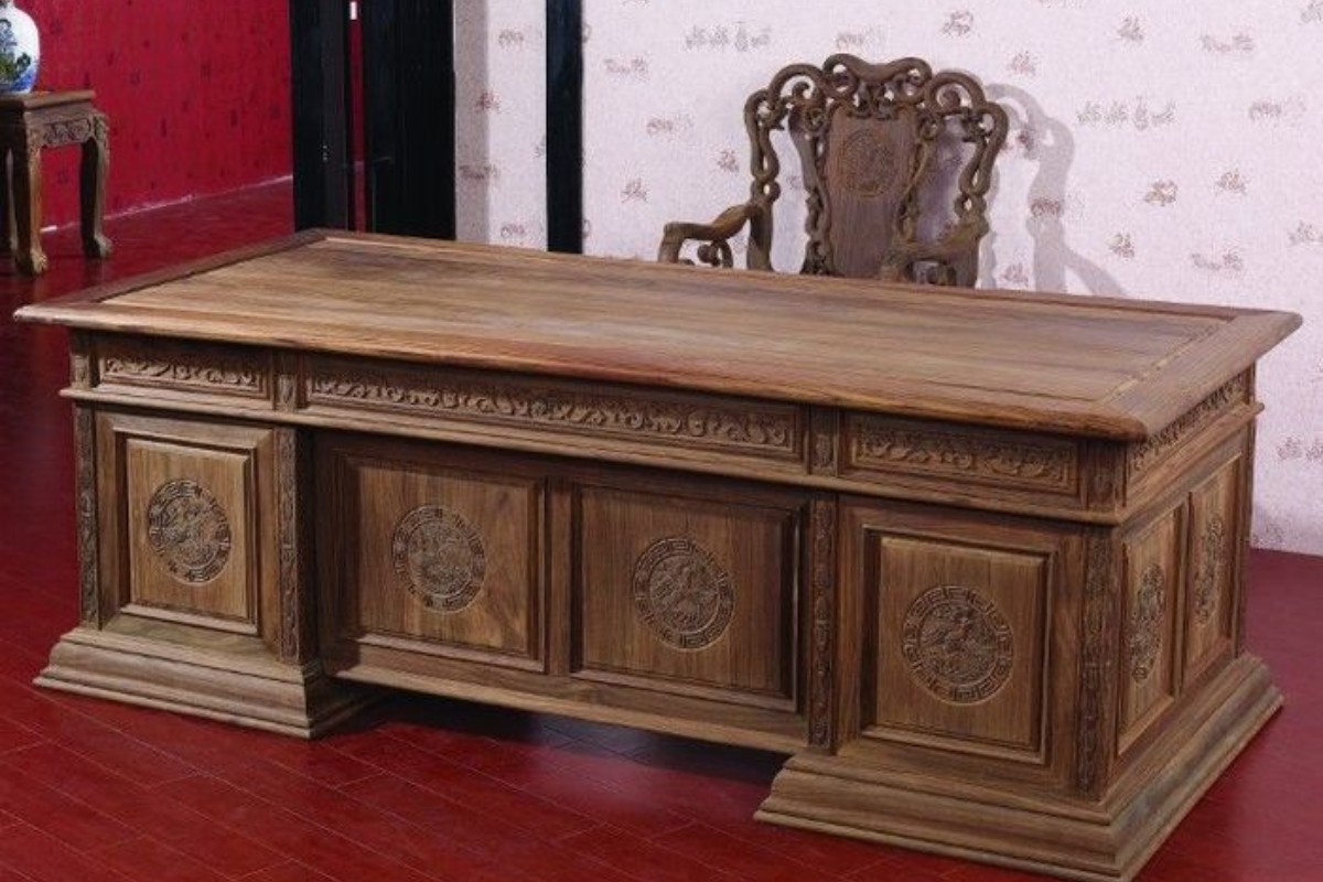 Một số lưu ý quan trọng khi chọn mua bàn giám đốc gỗ tự nhiên