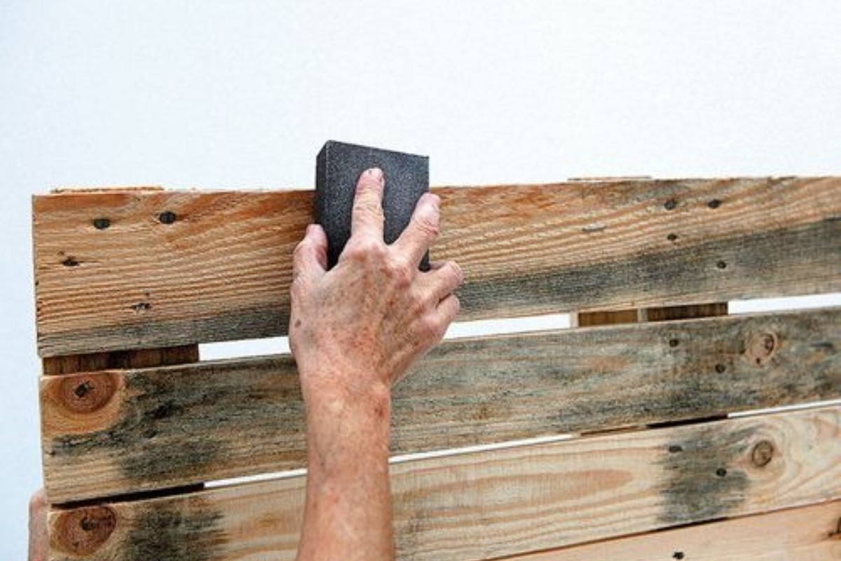 Mài nhẵn bề mặt thùng gỗ pallet trước khi làm bàn trà