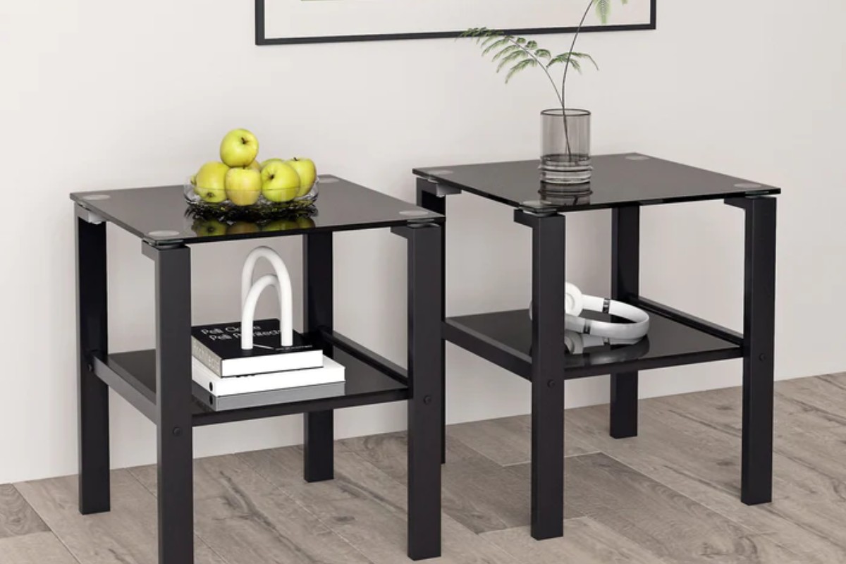 Bàn trà nhỏ đặt trong góc phòng để trang trí