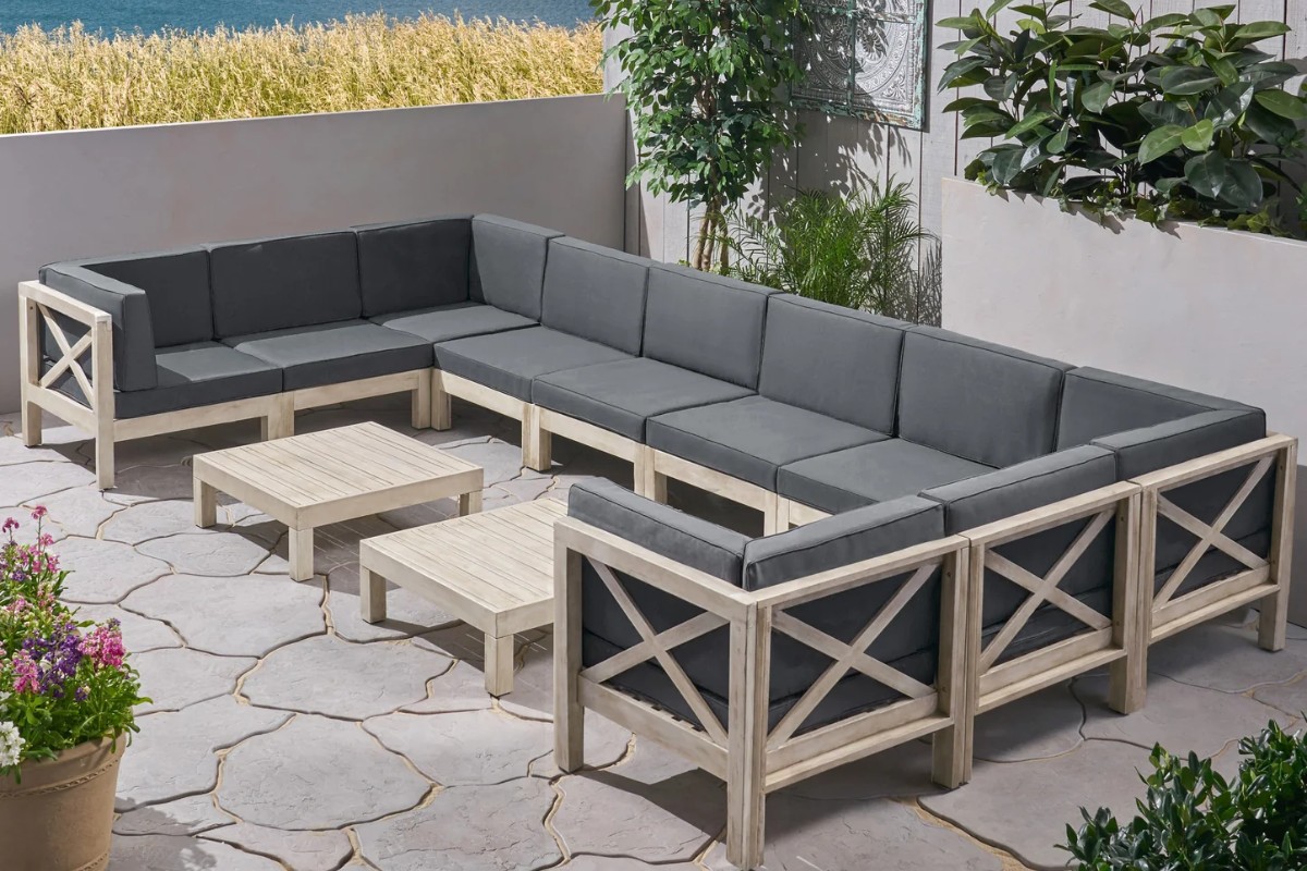 Sofa gỗ chữ U cùng đệm xốp êm ái
