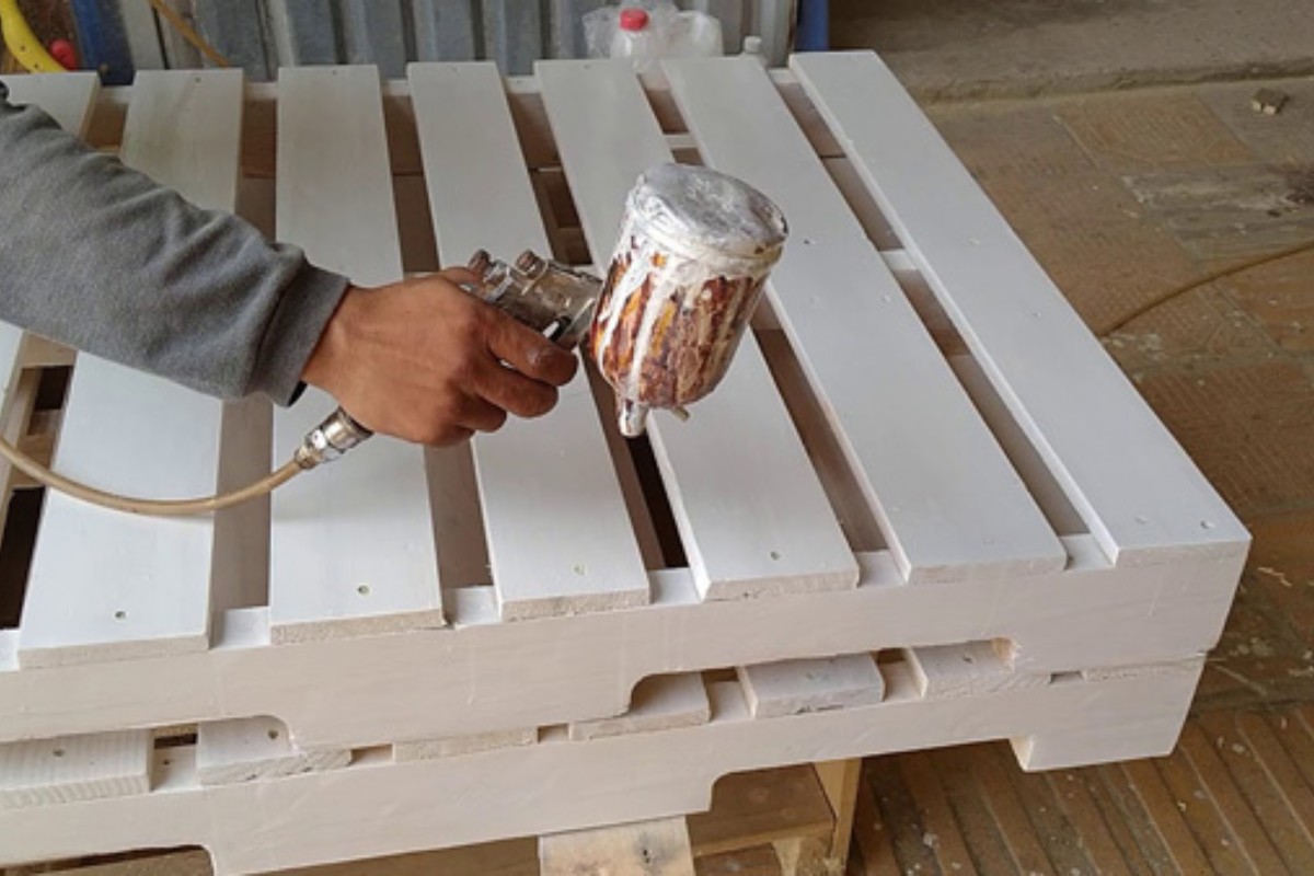 Sơn màu lên gỗ pallet để tăng tính thẩm mỹ