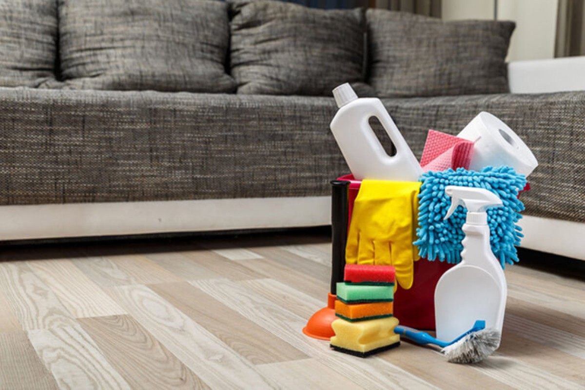 Sử dụng chai vệ sinh sofa da chuyên dụng